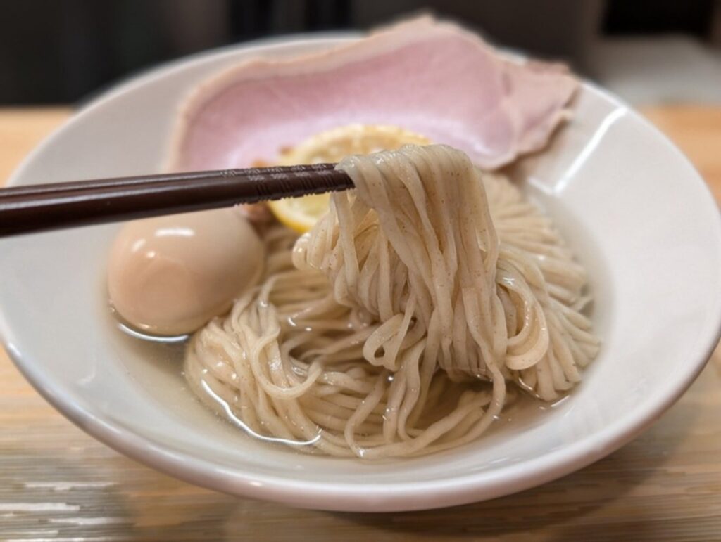 昆布水をまとった麺